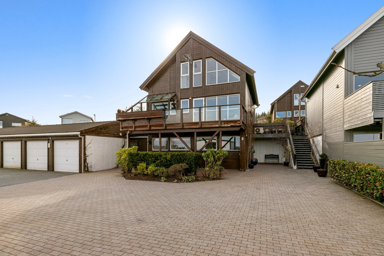 Eiendommen ligger i et attraktivt, barnevennlig og rolig boligområde på Bogafjell i Sandnes kommune. Galleribilde