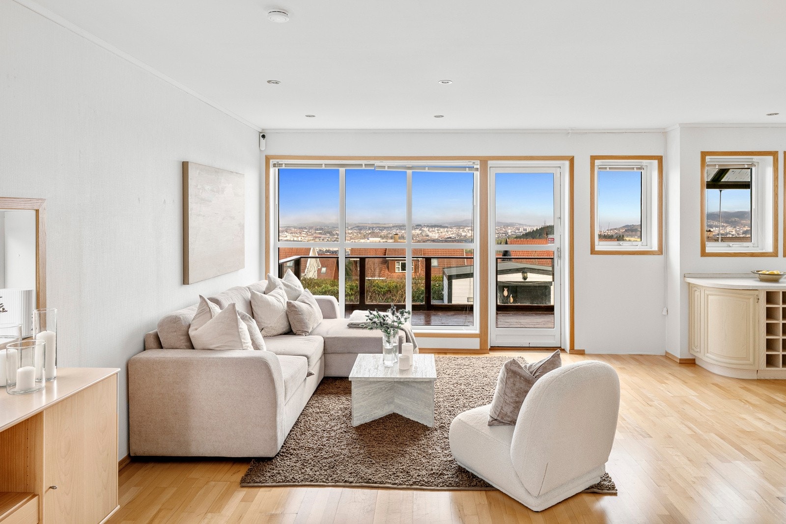 Rommet er godt dimensjonert med plass til både sofagruppe og spisebord, og har en naturlig inndeling som gjør det enkelt å møblere. Galleribilde