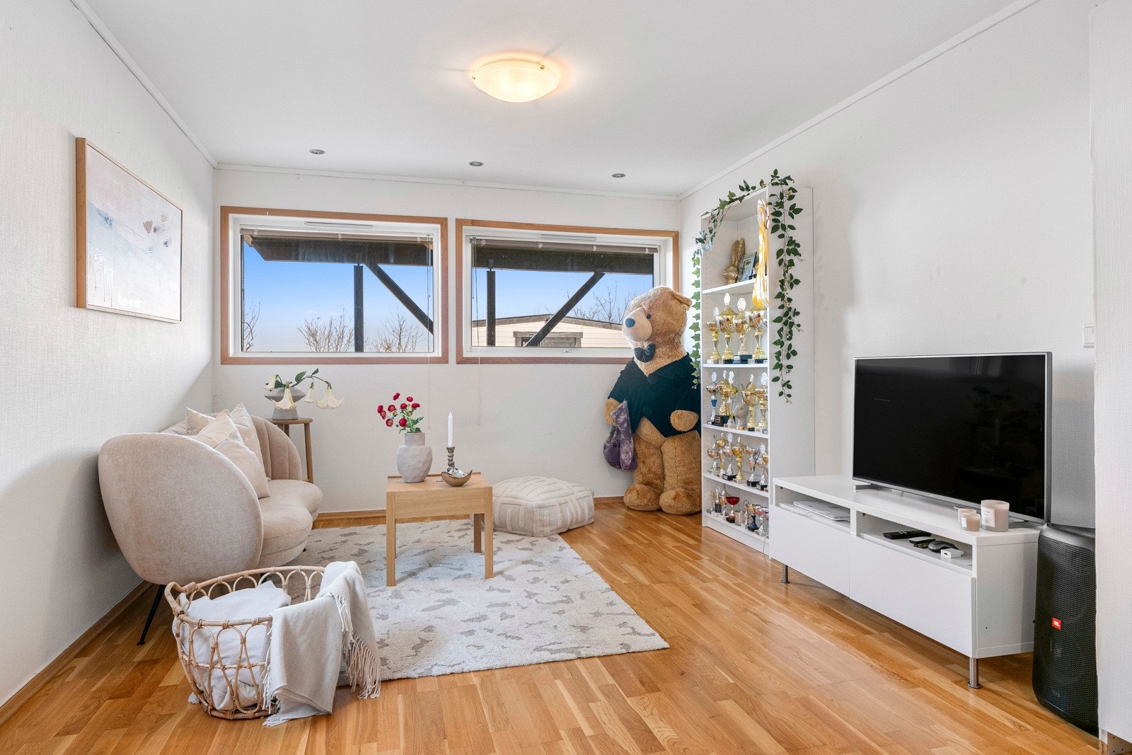 sokkeletasjen finner du en romslig kjellerstue med plass til sofagruppe og TV, et naturlig område for ungdomsavdeling, gjester eller ekstra oppholdsrom. Galleribilde