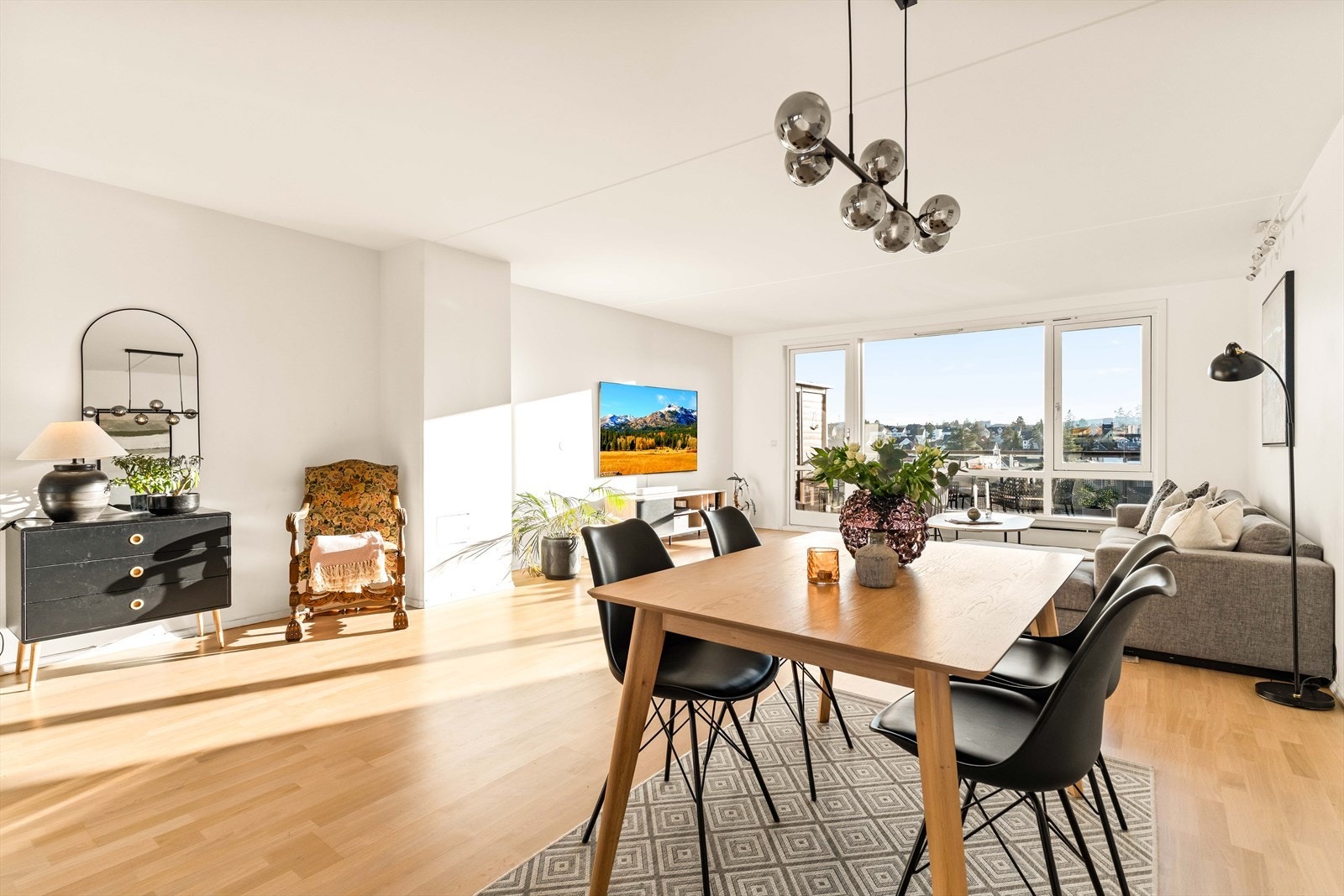 Oversiktlig stue med god plass til møblering etter eget ønske. Gjennomgående lys gir en behagelig atmosfære. Galleribilde