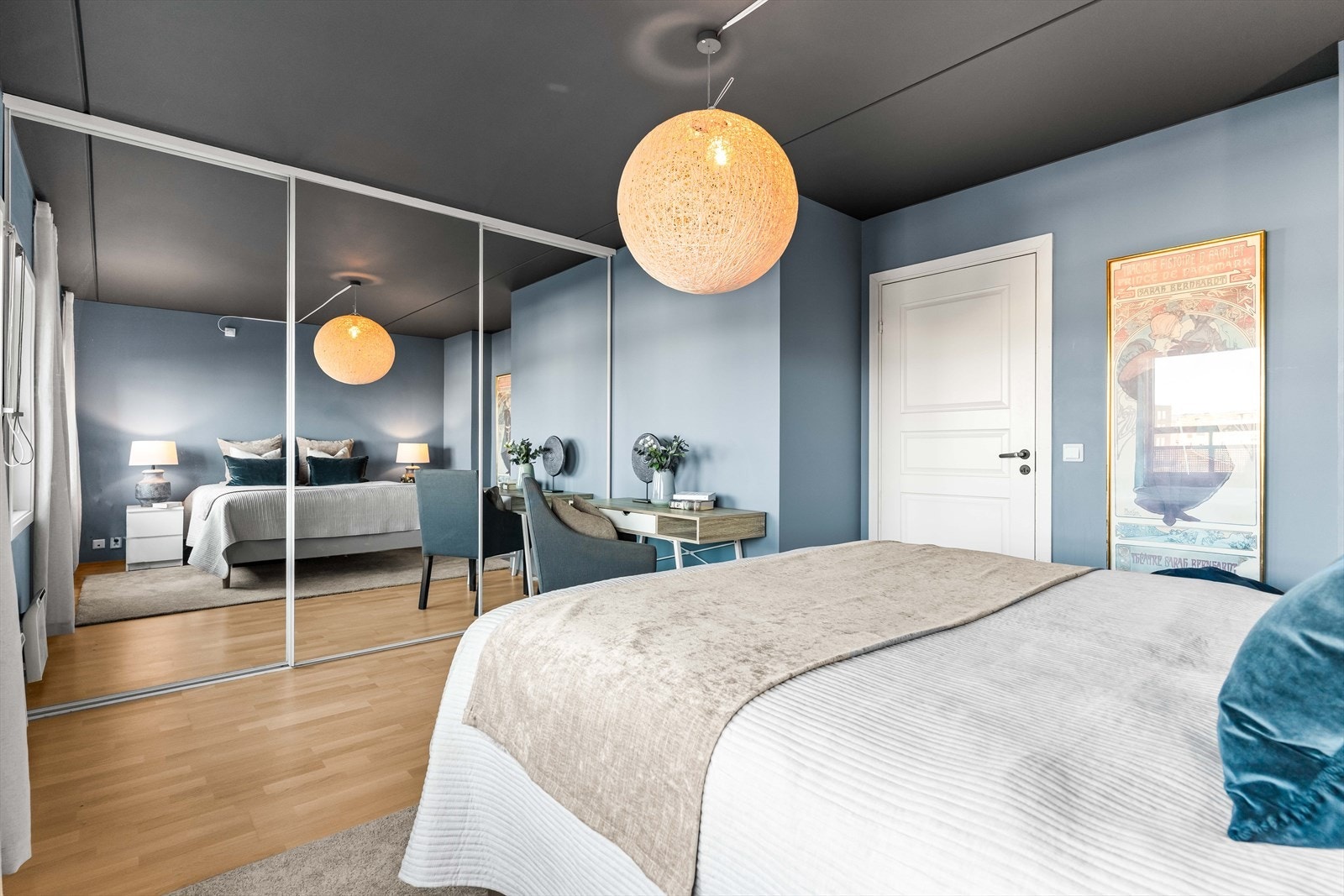 Det er god oppbevaringsplass i romslig skyvedørsgarderobe. Galleribilde