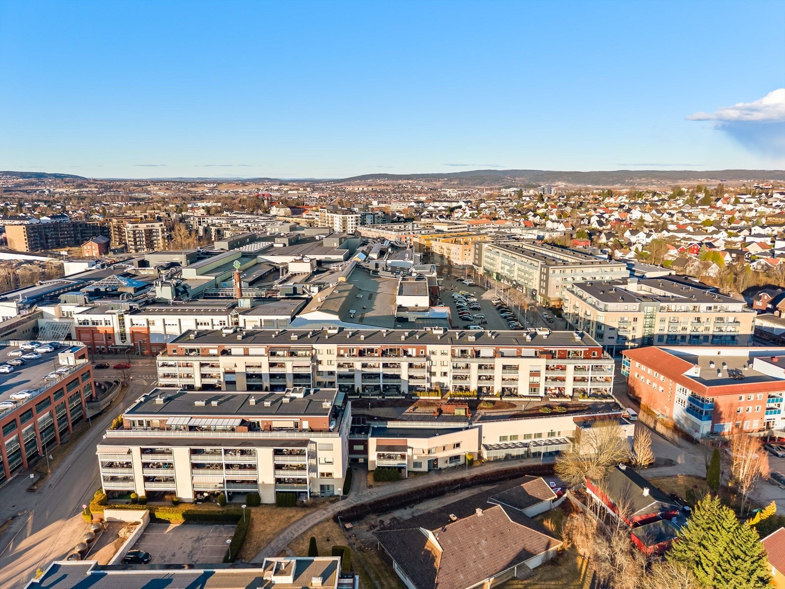 Leiligheten har en svært sentral beliggenhet, rett ved Strømmen storsenter. Galleribilde