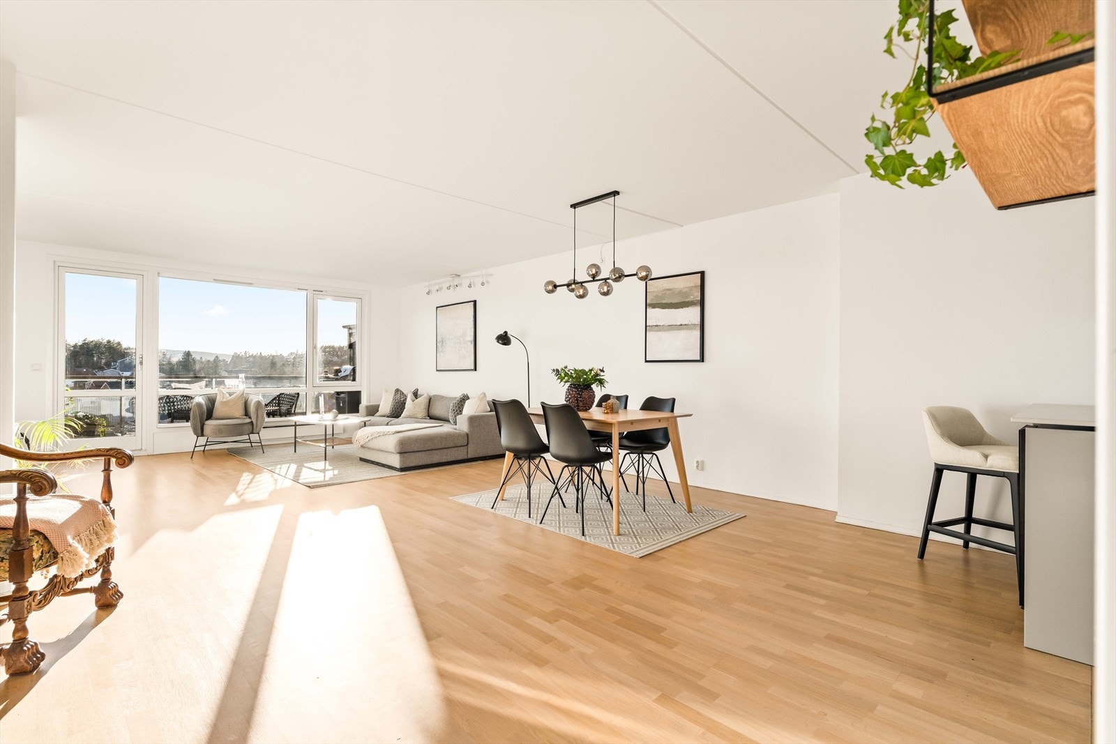 Spisestue i åpen løsning med stuen - perfekt for sosiale sammenkomster. Her er det god plass til langbord. Galleribilde