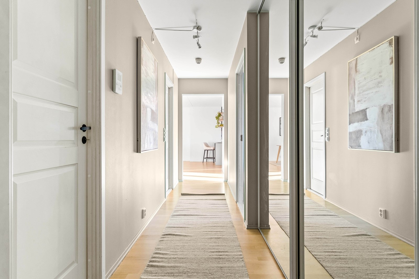Praktisk entré/gang med god plass til oppbevaring. Gir et ryddig og innbydende førsteinntrykk. (Veggene er i dag malt i en dus grønntone) Galleribilde