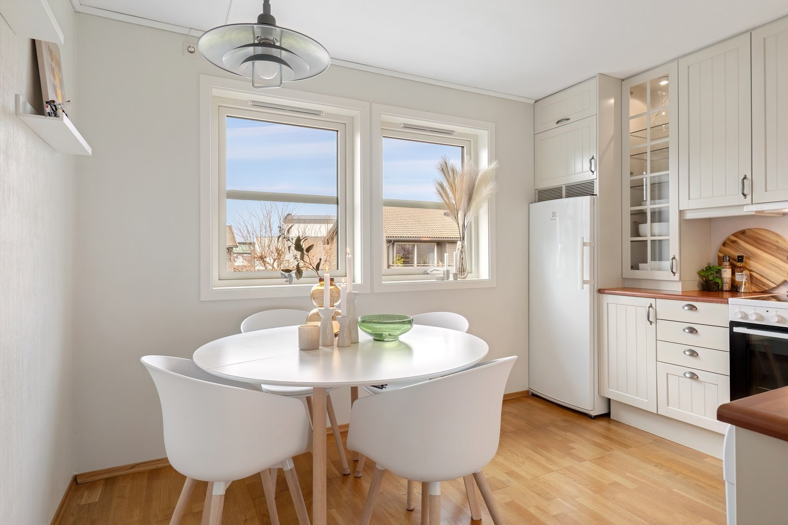 Leiligheten har gjennomgående lysforhold fra kjøkken til stue Galleribilde