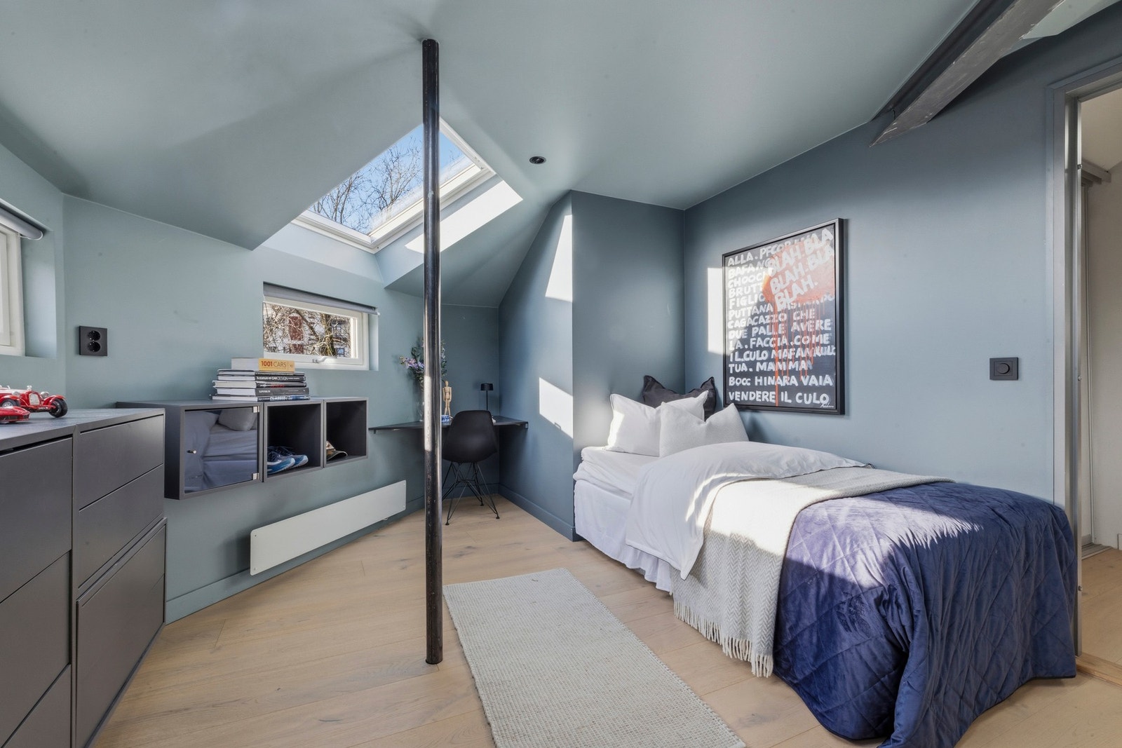 Soverom 2 har store Velux takvinduer som gir naturlig lys ovenfra og er utstyrt med både sol- og lysavskjerming innvendig som kan betjenes med fjernkontroll og drives av solcelle. Galleribilde