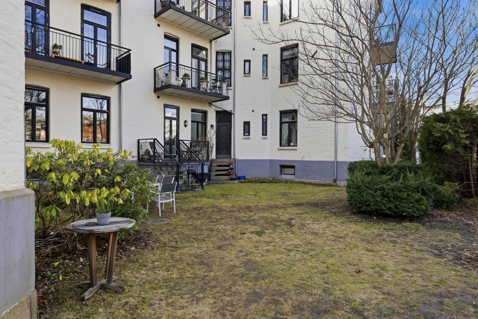 Flott felles hage i bakgården. Galleribilde