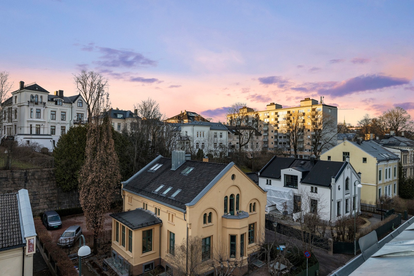 Fra terrassen har man utsyn mot den nederste delen av Oslos travle handlegate, Hegdehaugsveien og Bogstadveien, og kan oppleve byens puls på avstand. Samtidig sitter man skjermet, omgitt av grønne trær og frodige nabohager fra Oscars gate og Homannsbyen. Galleribilde