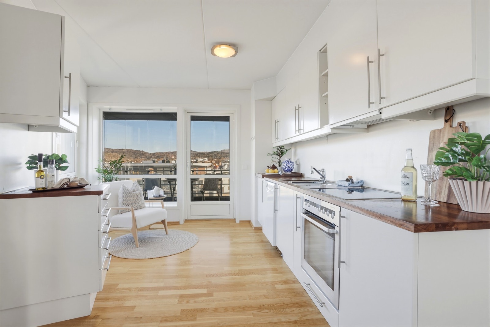 Kjøkken og utgang til balkong nr 2 Galleribilde