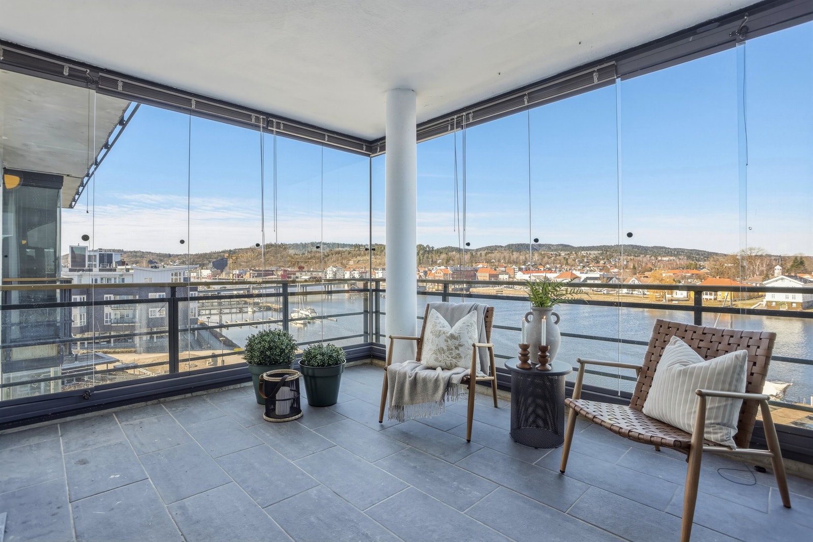 En meget lekker frontleilighet med rå utsikt mot elven Galleribilde