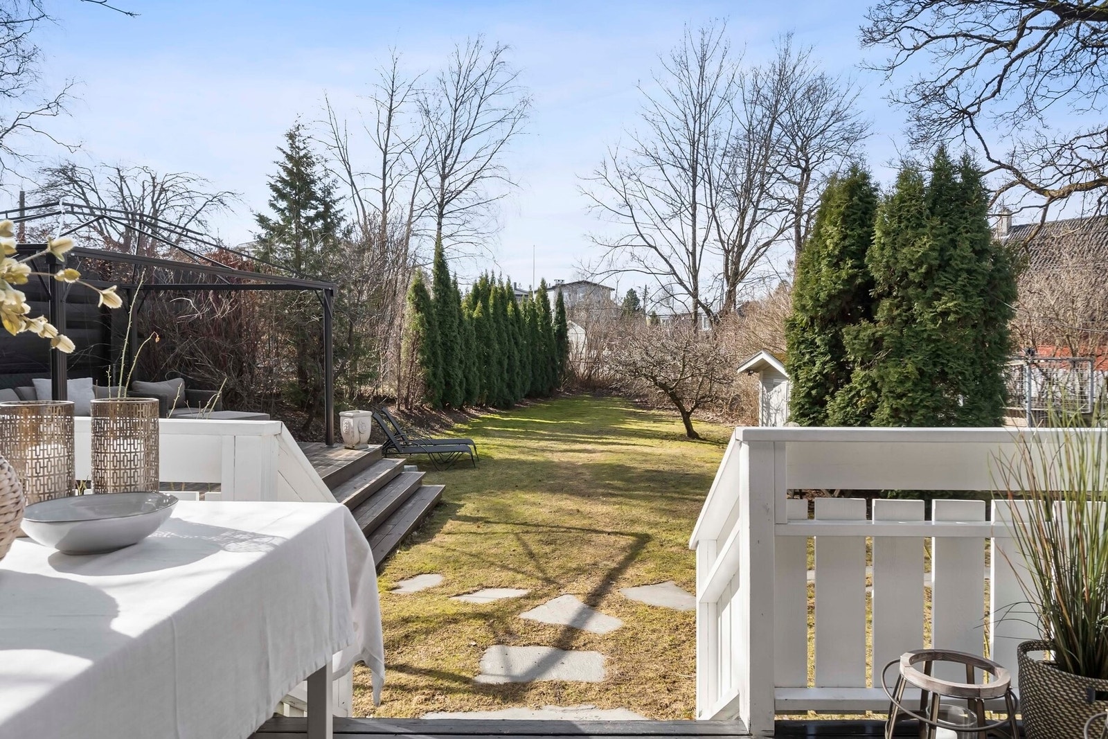 Terrassen blir et naturlig samlingspunkt om sommeren. Galleribilde
