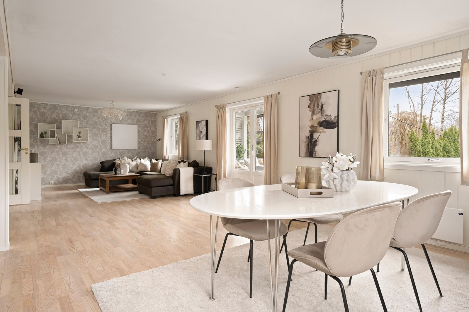 Det er god plass til et romslig spisebord hvor hele familien kan samles. Galleribilde