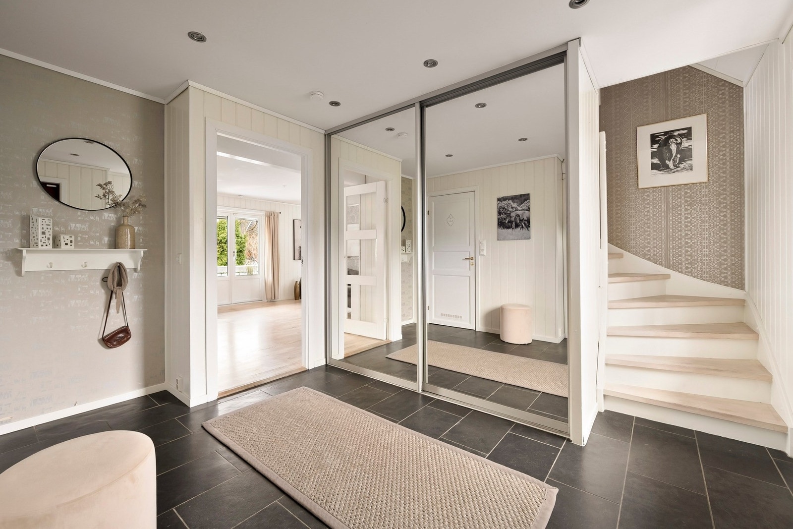 Videre adkomst til boligens 2. etasje Galleribilde