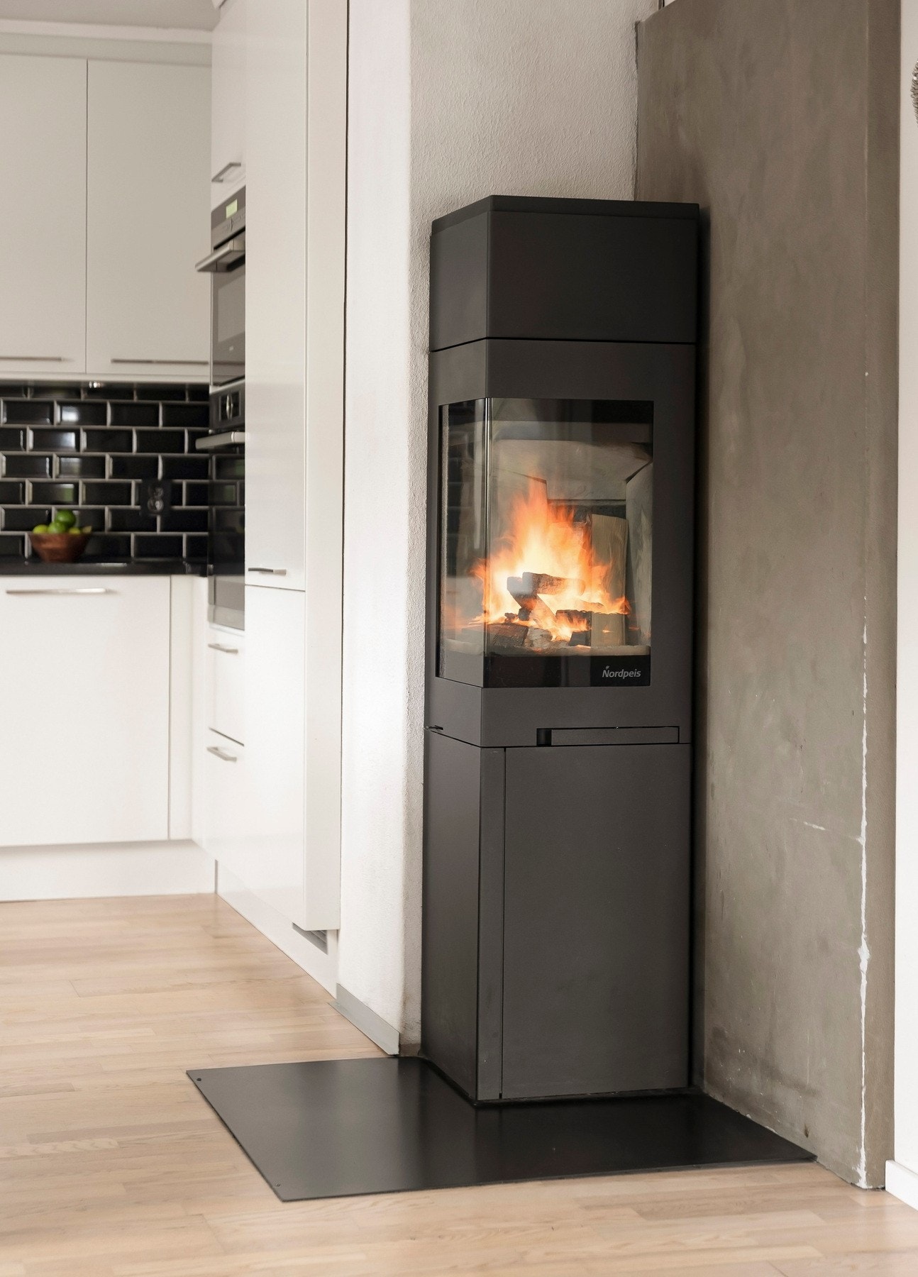 Ved kjøkkenet er det plassert en peisovn med glassdør fra 2011 Galleribilde