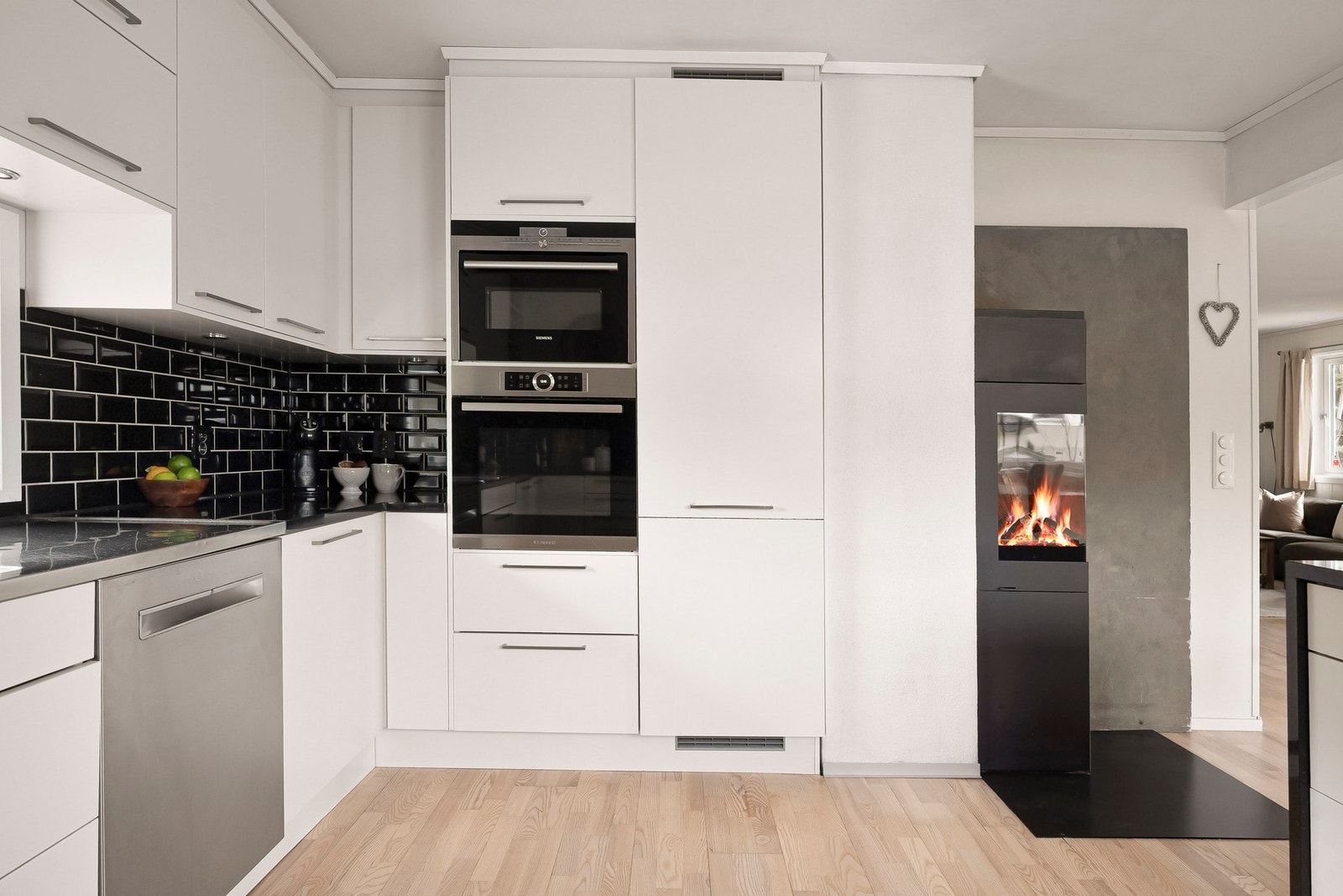 Kjøkkenet ligger i en åpen og sosial løsning - perfekt for sosiale sammenkomster. Galleribilde