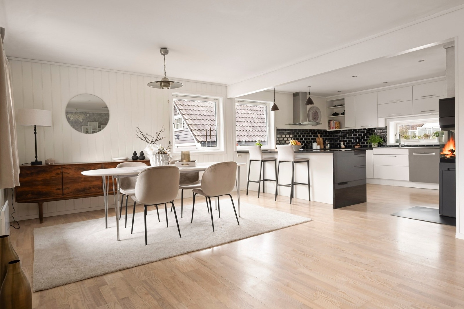 Velkommen inn! - Boligen har en lys og åpen stue med med tilknytning til spisestue og kjøkken Galleribilde