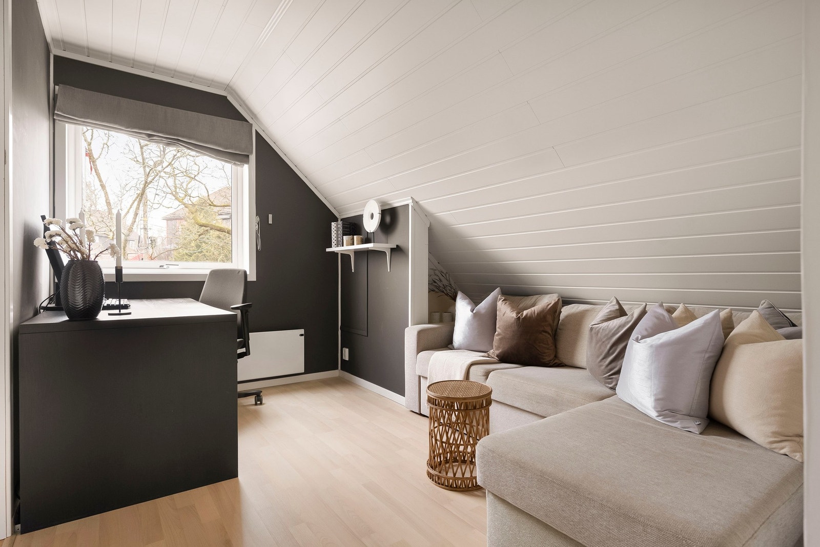 Boligens fjerde soverom er med likhet til de andre soverommene romslig med gode innredningsmuligheter Galleribilde