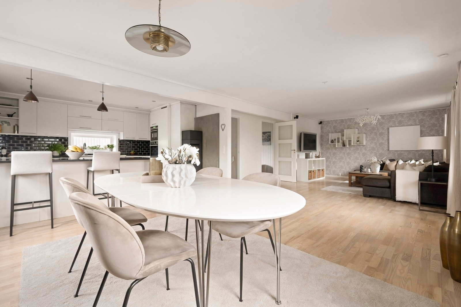 Spisestuen som har en åpen løsning mellom stue og kjøkken, har god plass til langbord eller annen ønsket spisegruppe Galleribilde