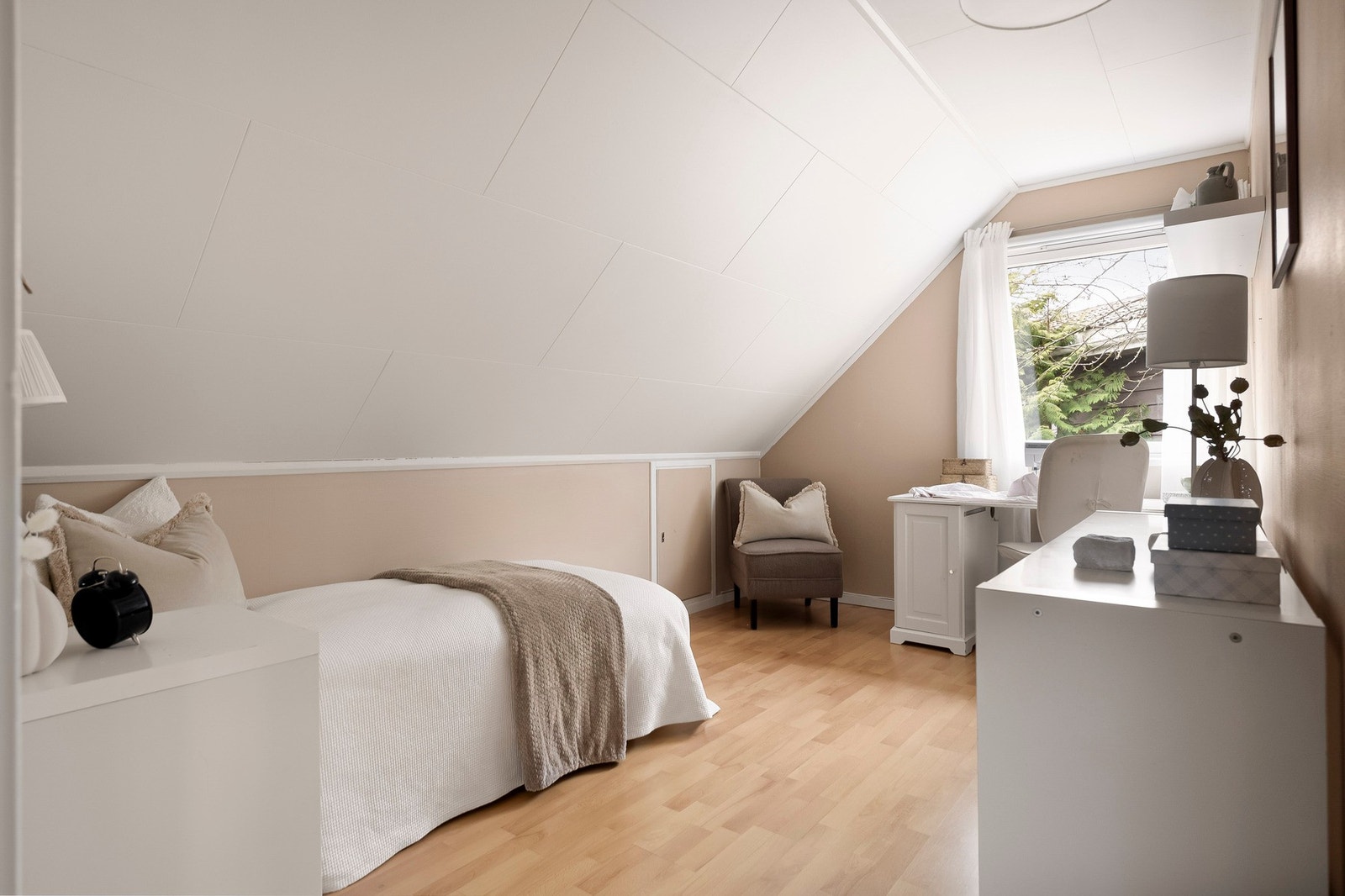 Boligens andre soverom - Med plass til seng, nattbord, skrivepult og annet ønsket dekor Galleribilde