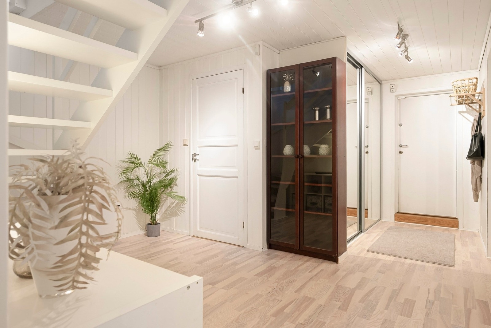 Underetasjen har egen inngang og gir praktiske og fleksible bruksmuligheter. Galleribilde