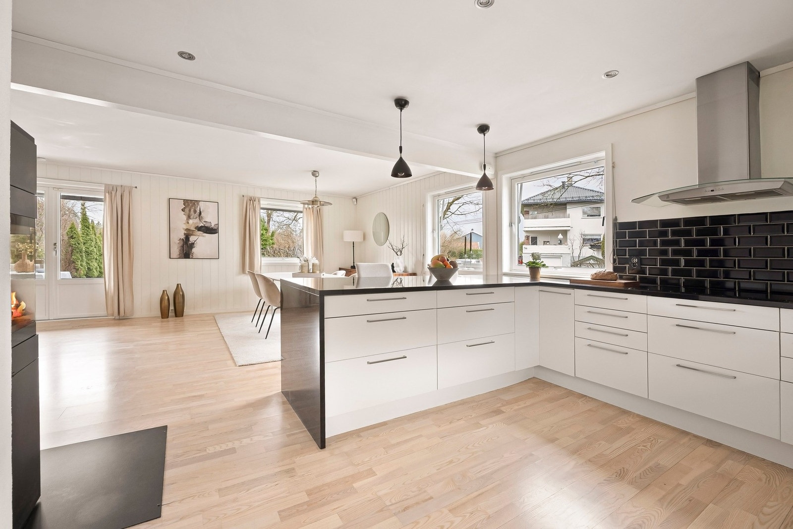 Her er det godt med benkeplass til matlaging og gode oppbevaringsmuligheter til kjøkkenutstyr Galleribilde