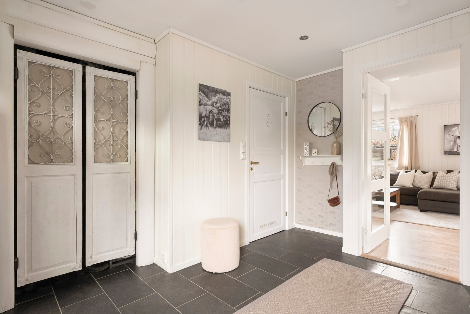 Gangen i 1. etasje har flislagt gulv med gode oppbevaringsmuligheter for sko og yttertøy Galleribilde