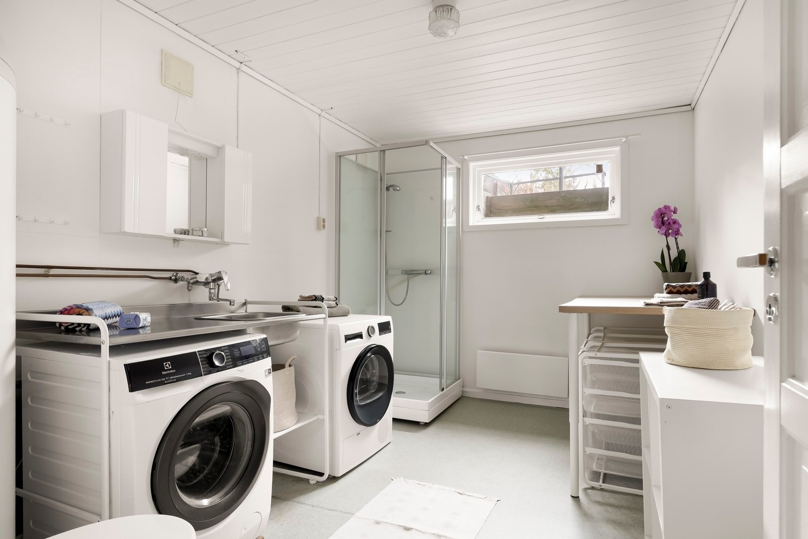 Praktisk vaskerom i underetasjen med opplegg for vaskemaskin og tørketrommel. Galleribilde