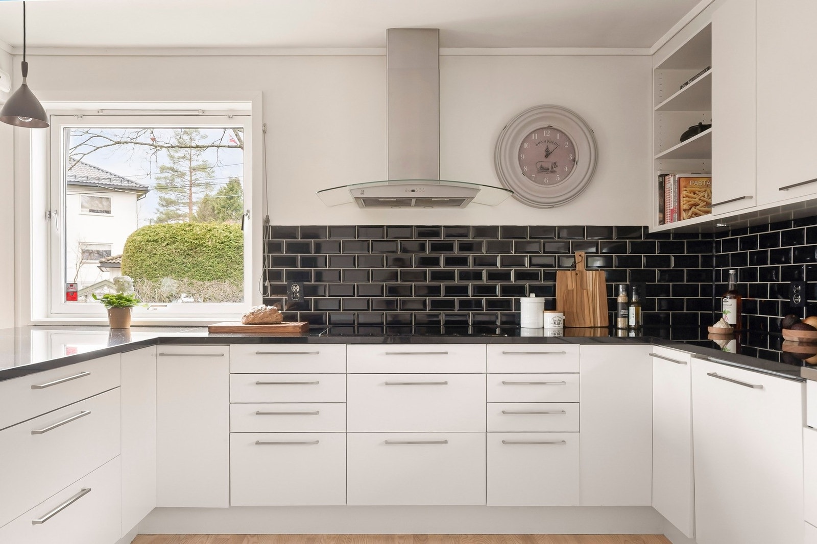 Integrert belysning gir både godt arbeidslys og en stemningsfull atmosfære på kveldstid. Galleribilde