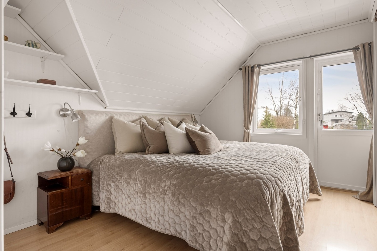 Boligens første soverom er lyst og romslig med god plass til dobbelseng, nattbord og ønsket dekor Galleribilde