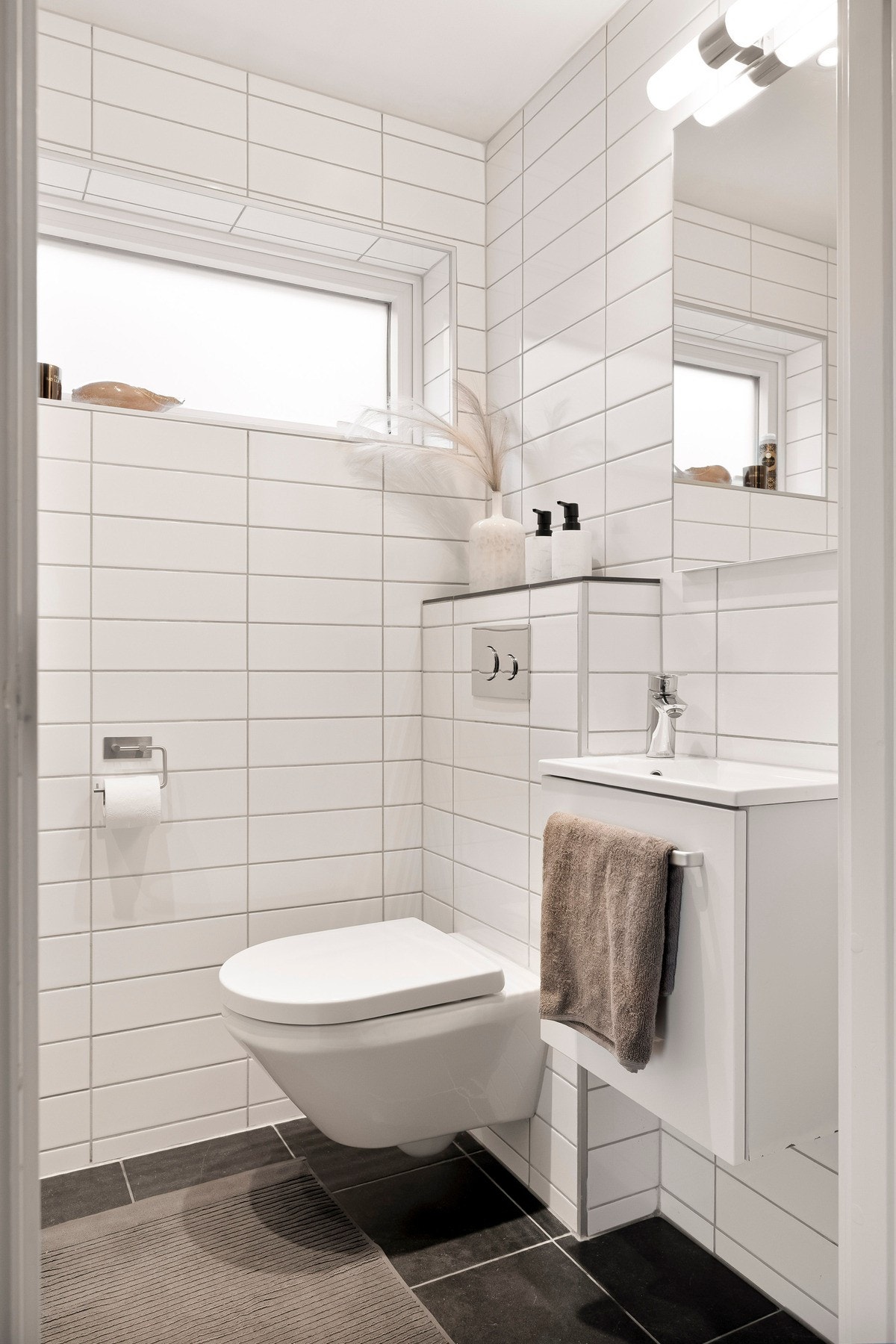 Badet som ligger i 1. etasjen er fra 2015 med flislagte overflater og gulvvarme Galleribilde