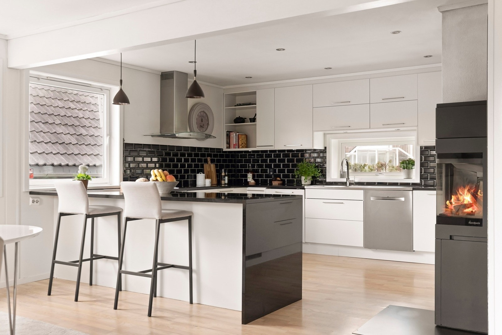 Kjøkkeninnredningen er fra 2011 med slette fronter og benkeplate av granitt. Galleribilde