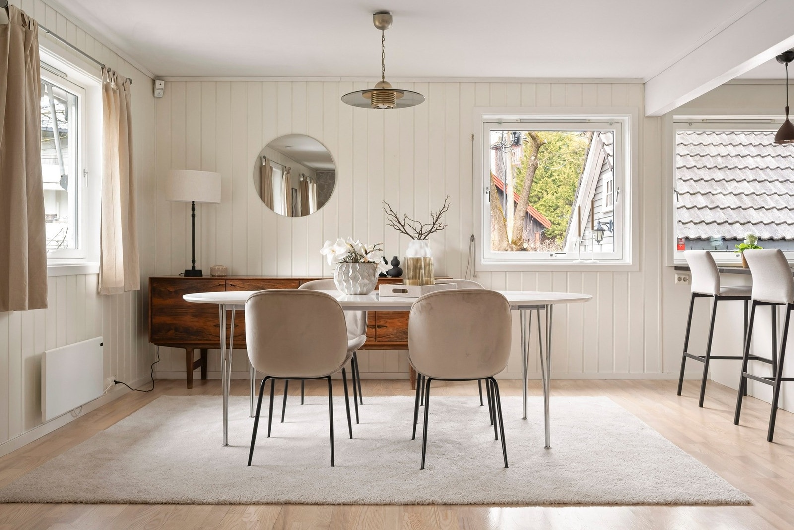 Videre fra stuen ankommer man spisestue tilknyttet kjøkkenet Galleribilde