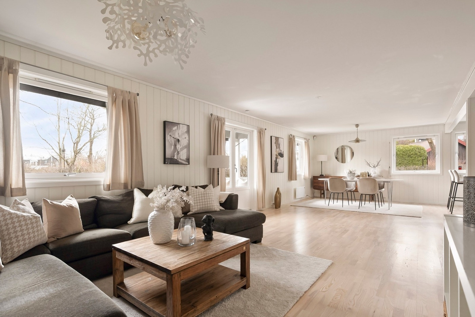 Stuen gir en komfortabel ramme for både rolige hverdager og hyggelige sammenkomster med familie og venner. Galleribilde