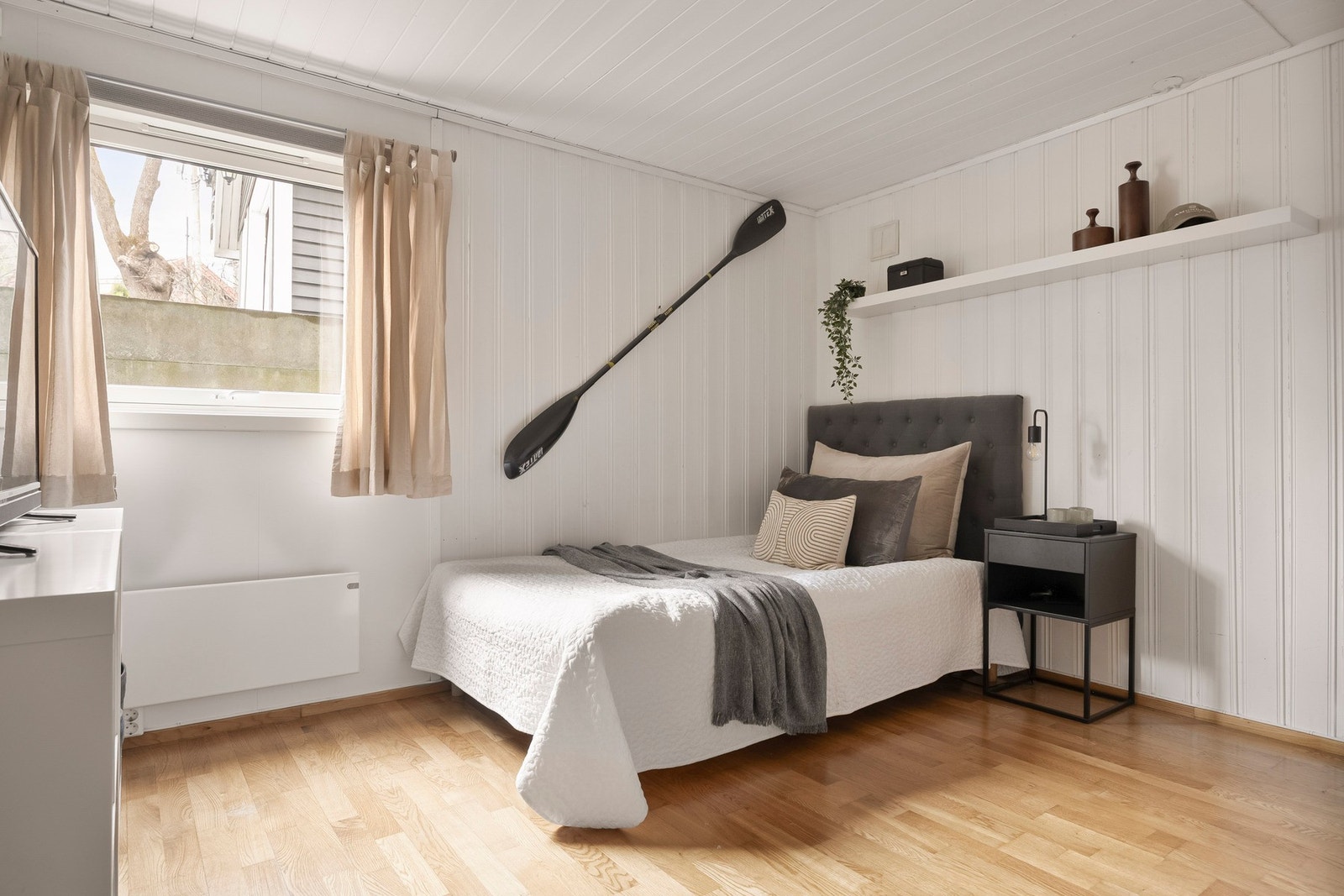 Boligens sjette soverom har også god plass til dobbelseng, nattbord og skrivepult Galleribilde