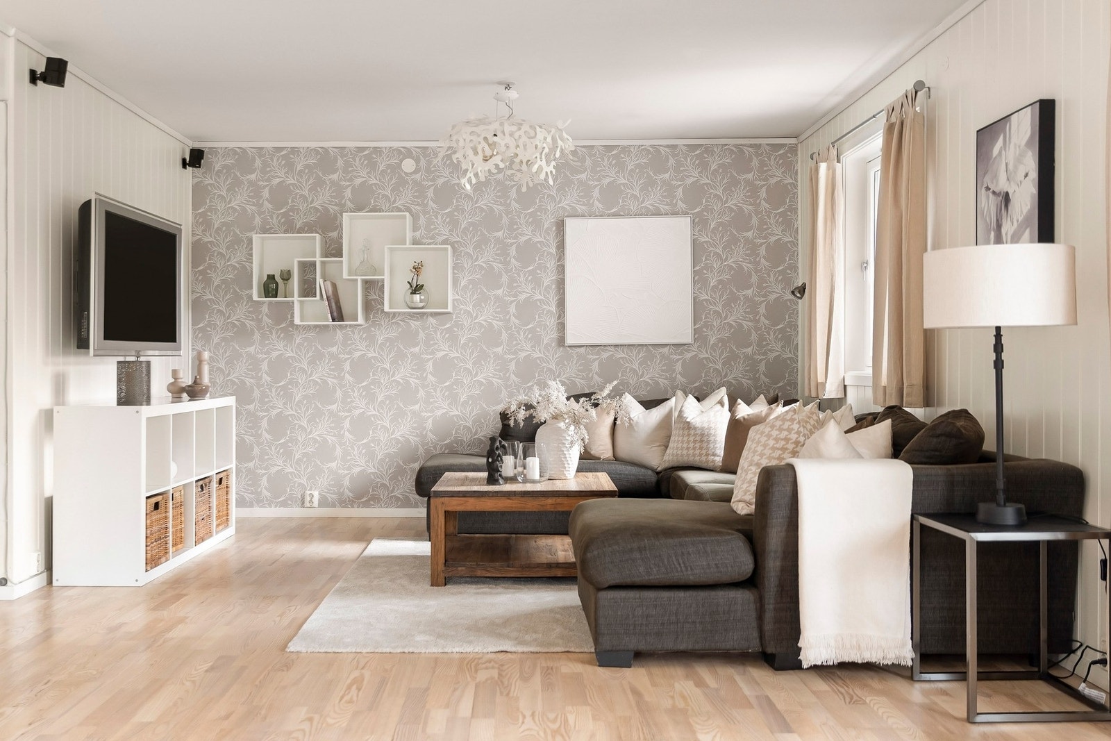 Stuen har god utforming med naturlig plass til en sofa og TV med tilhørende møblement, samt en spisegruppe hvor hele familien kan samles. Galleribilde