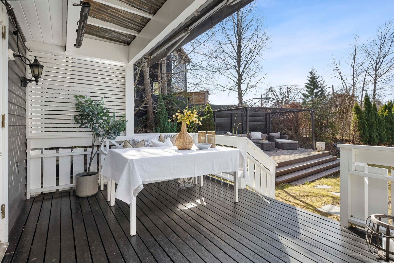 Boligen byr på flotte uteplasser med hage og pergola, med gode solforhold og gir hyggelige soner for avslapning og sosiale sammenkomster. Galleribilde