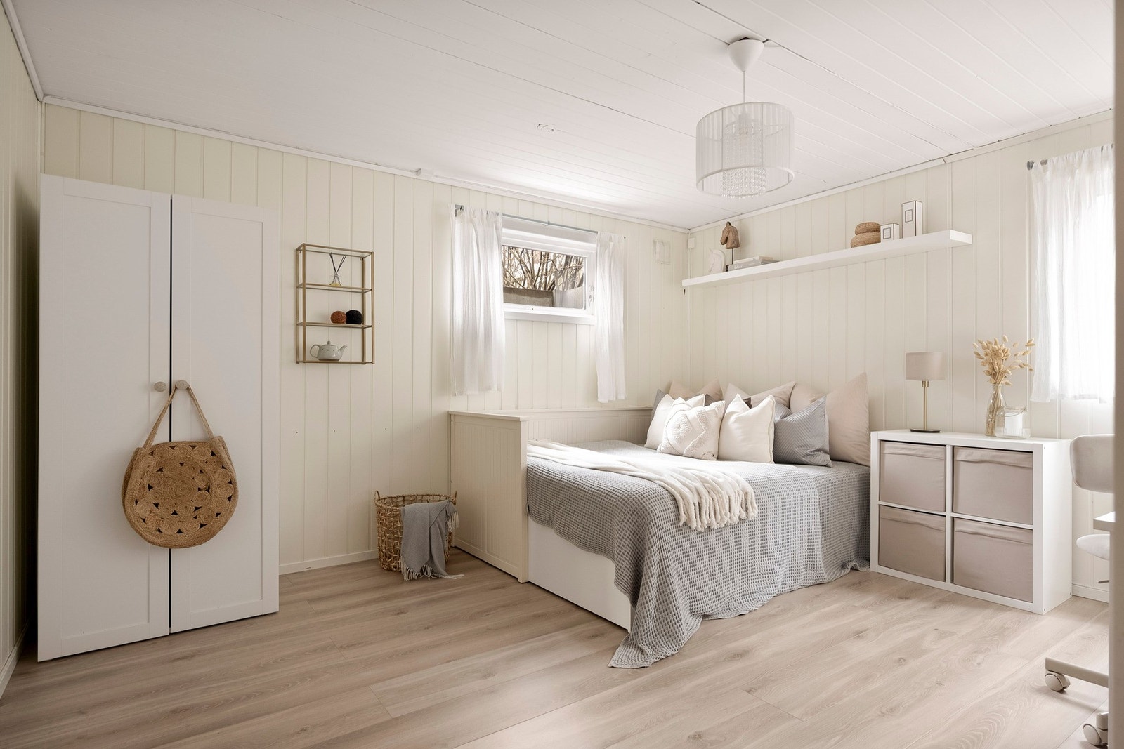 Soverom fem som ligger i boligens kjeller er romslig med god plass til dobbelseng, skrivepult og ønsket garderobeløsning Galleribilde