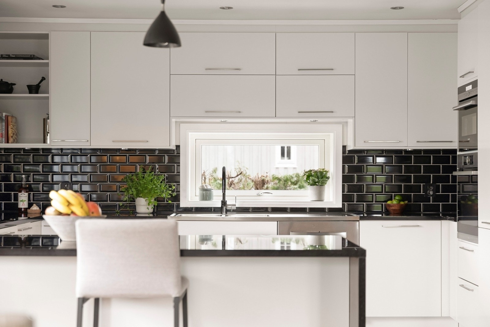 Den praktiske kjøkkenøyen er et naturlig midtpunkt i rommet og kombinerer funksjonalitet med sosial sone. Galleribilde