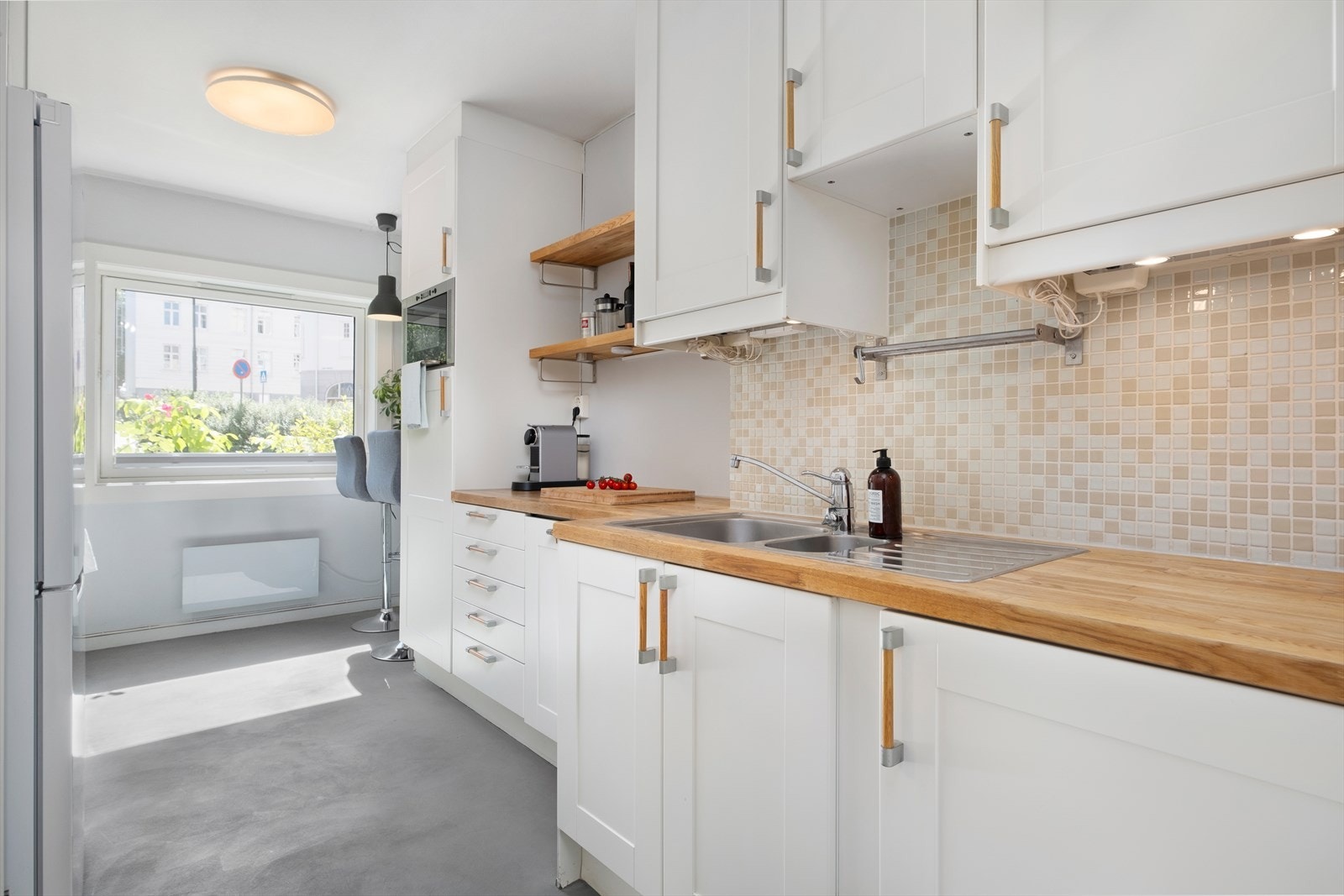 Kjøkkenet ligger praktisk adskilt fra stuen og er på romslige 11m². Selger har installert plissegardiner på samtlige vinduer. Galleribilde