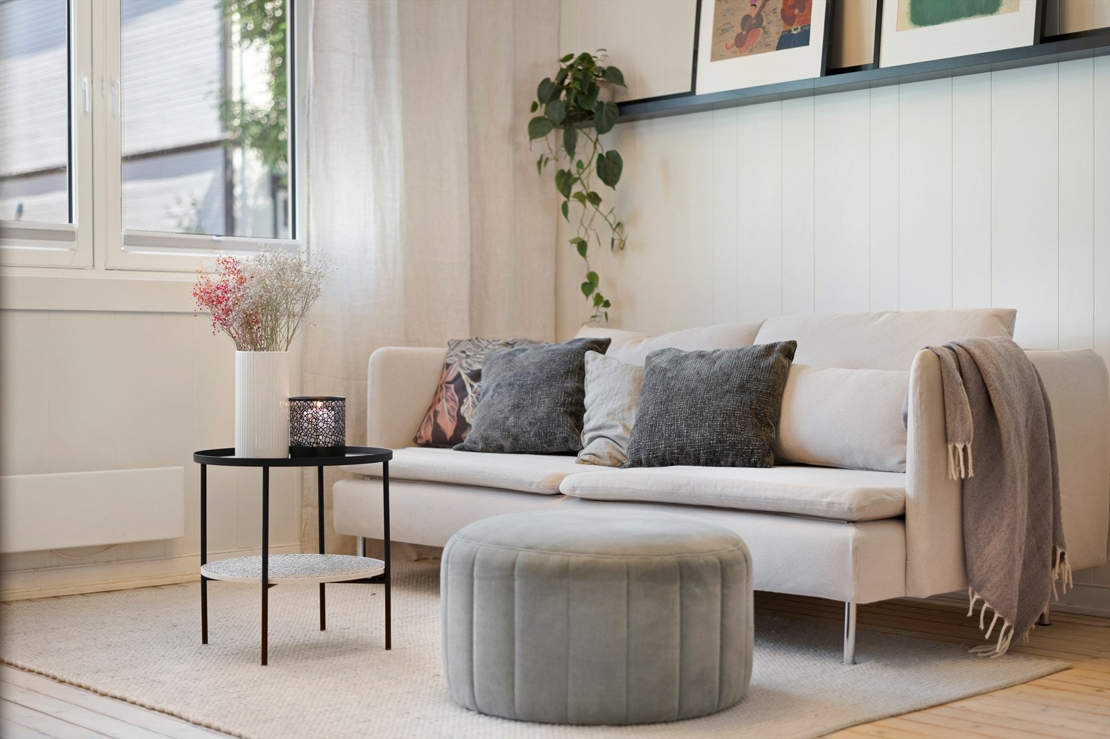 Borettslaget har 4 p-plasser for utleie. Leies ut iht. søknad og koster kr 650,- per måned. Her er det også 2 el-bil ladere. Utover dette er det soneparkering i gate rett utenfor. Galleribilde