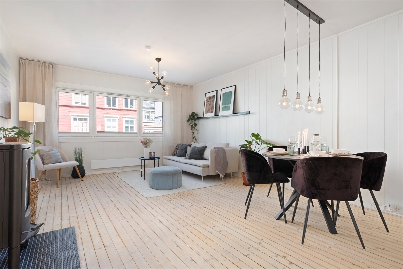 Leiligheten er på totalt 65m² og byr på gjennomgående generøse vindusflater, en romslig stue på ca. 22m² og 2 soverom på hhv. 13m² og ca. 7m². Galleribilde