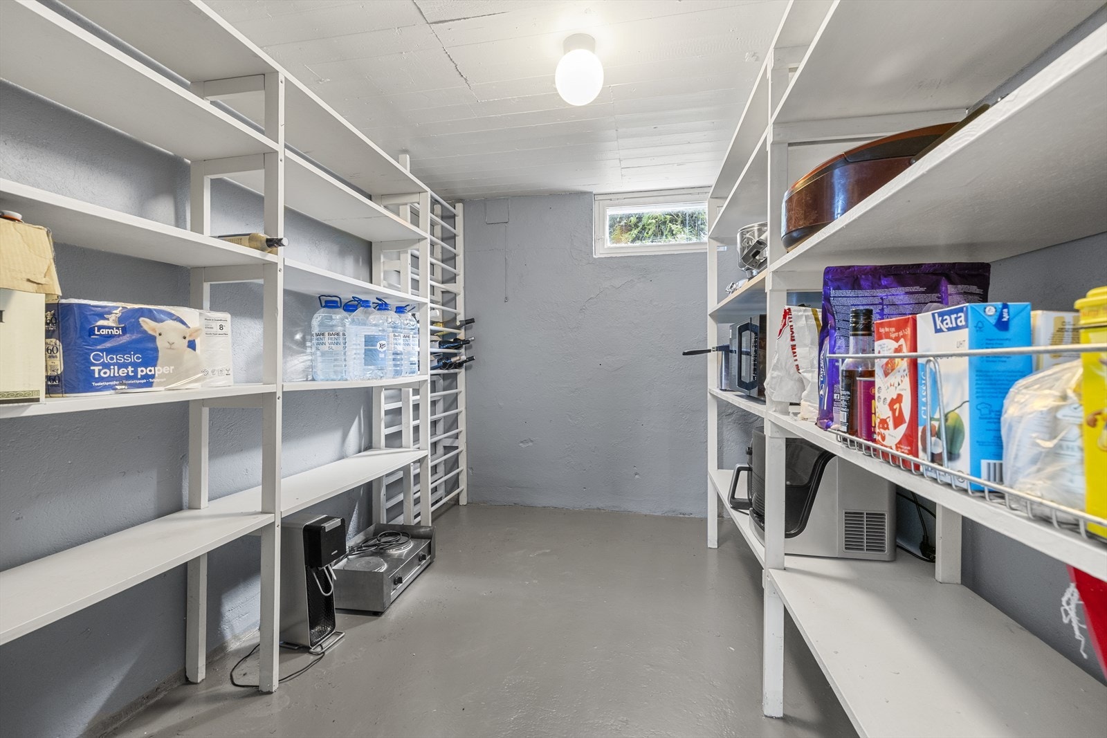 I kjelleren har du en romslig bod for ekstra oppbevaring. Galleribilde