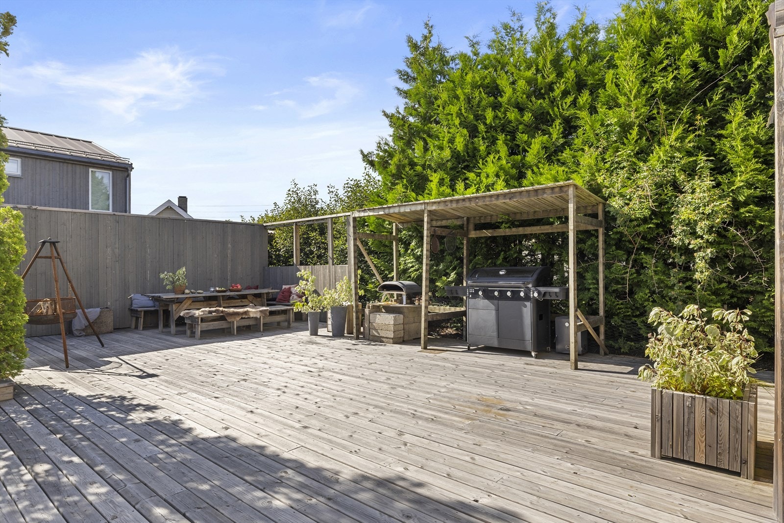 Terrassen er bygget med impregnerte terrassebord og er godt skjermet. Galleribilde