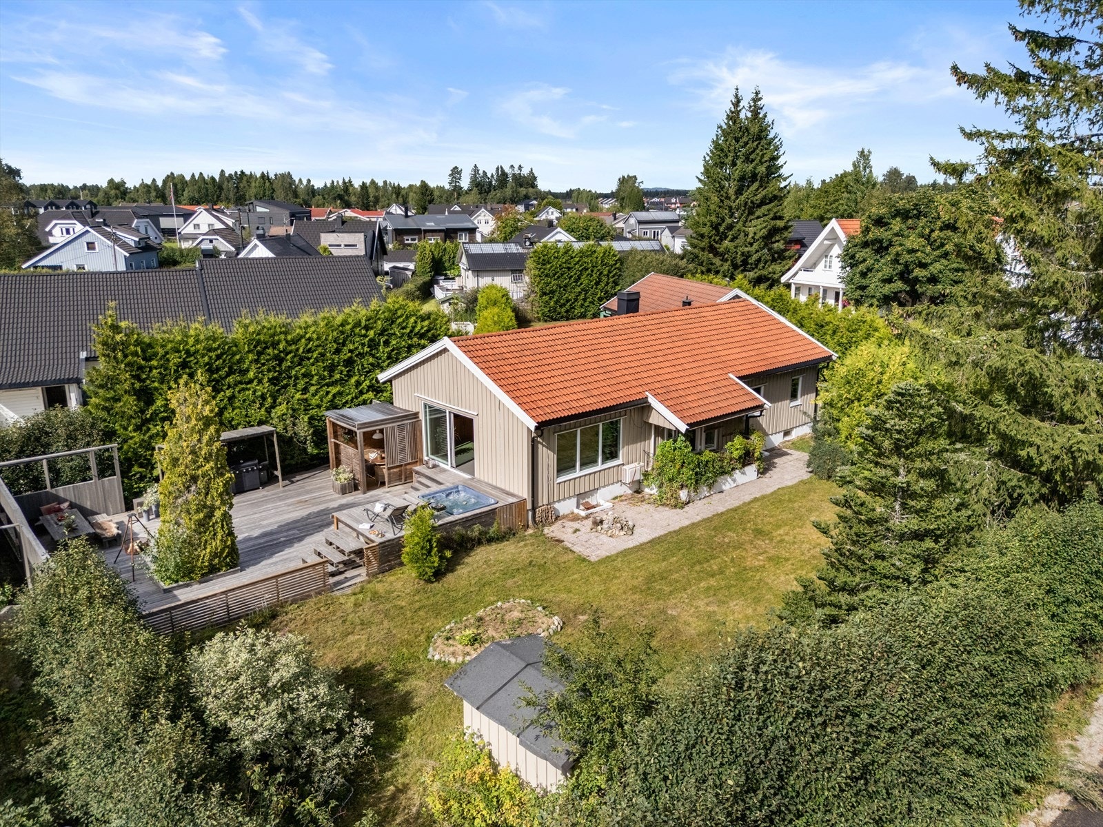 Eiendommens gode størrelse gir god plass til en flott terrasse samt romslig hage der barna kan leke i trygge omgivelser. Galleribilde