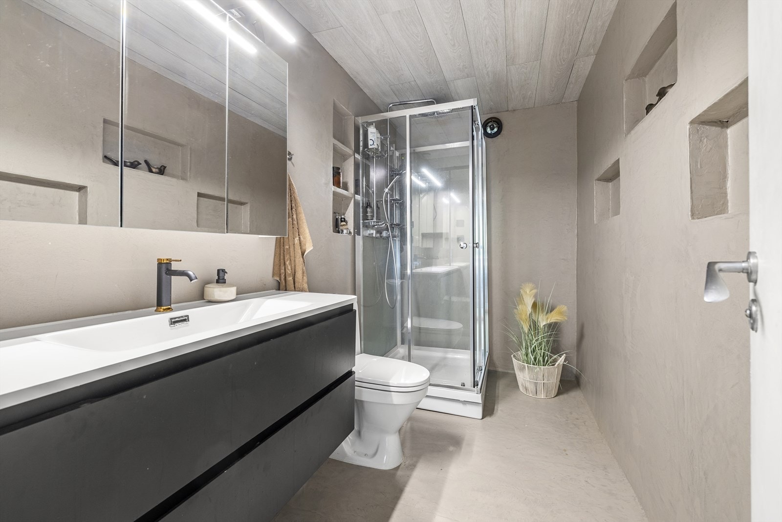 Badet i første etasje ble pusset opp i 2023 med microsement på gulv og vegger, samt gulvvarme. Galleribilde