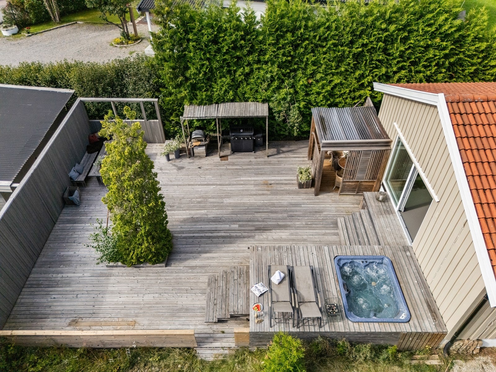 Terrassen er et kapittel for seg selv og er på hele 113 m² med nedfelt jacuzzi. Galleribilde