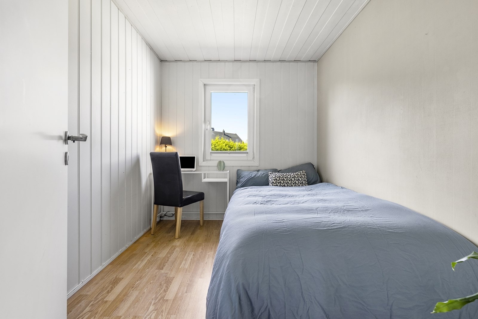 Boligens tredje soverom i denne etasjen, med plass til seng og en liten arbeidsplass. Galleribilde
