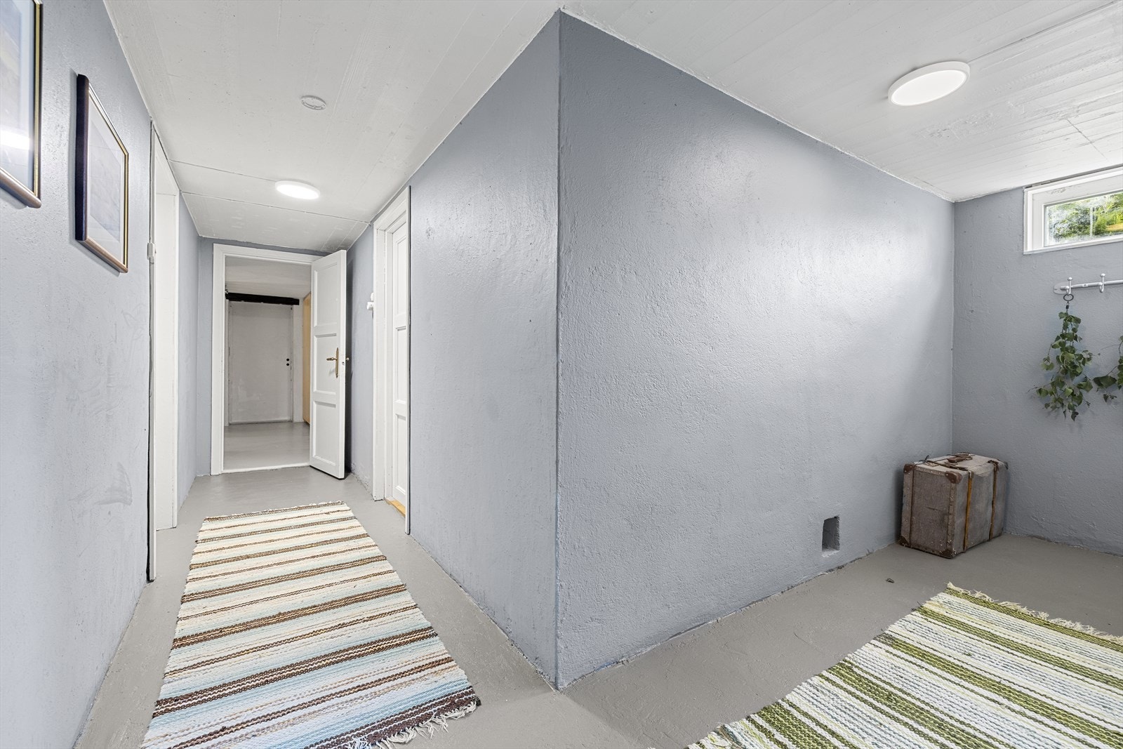 Hallen i kjelleren gir adkomst til etasjens ulike rom. Galleribilde