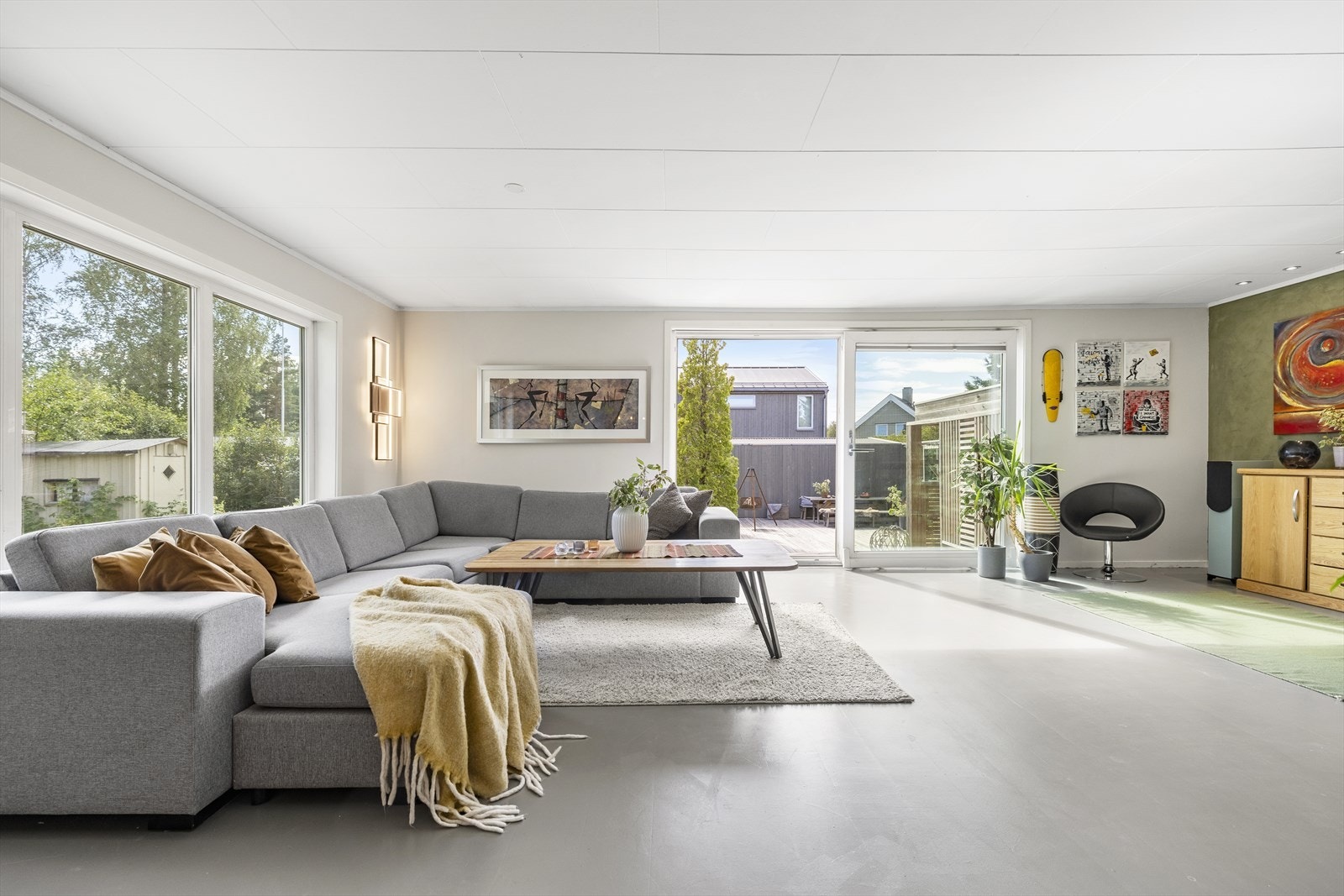 Fra stuen har du direkte tilgang til eiendommens flotte terrasse! Galleribilde