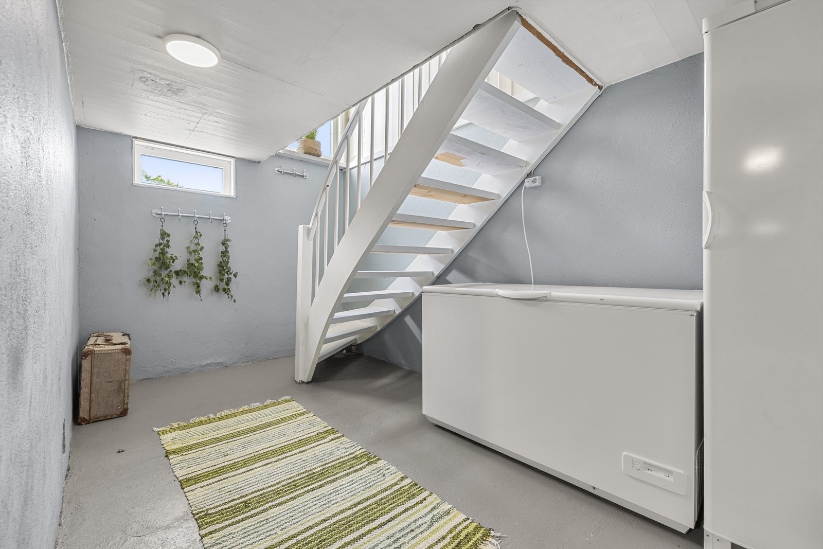 Det er to kjellernedganger, én fra stua og én fra entréen. Galleribilde